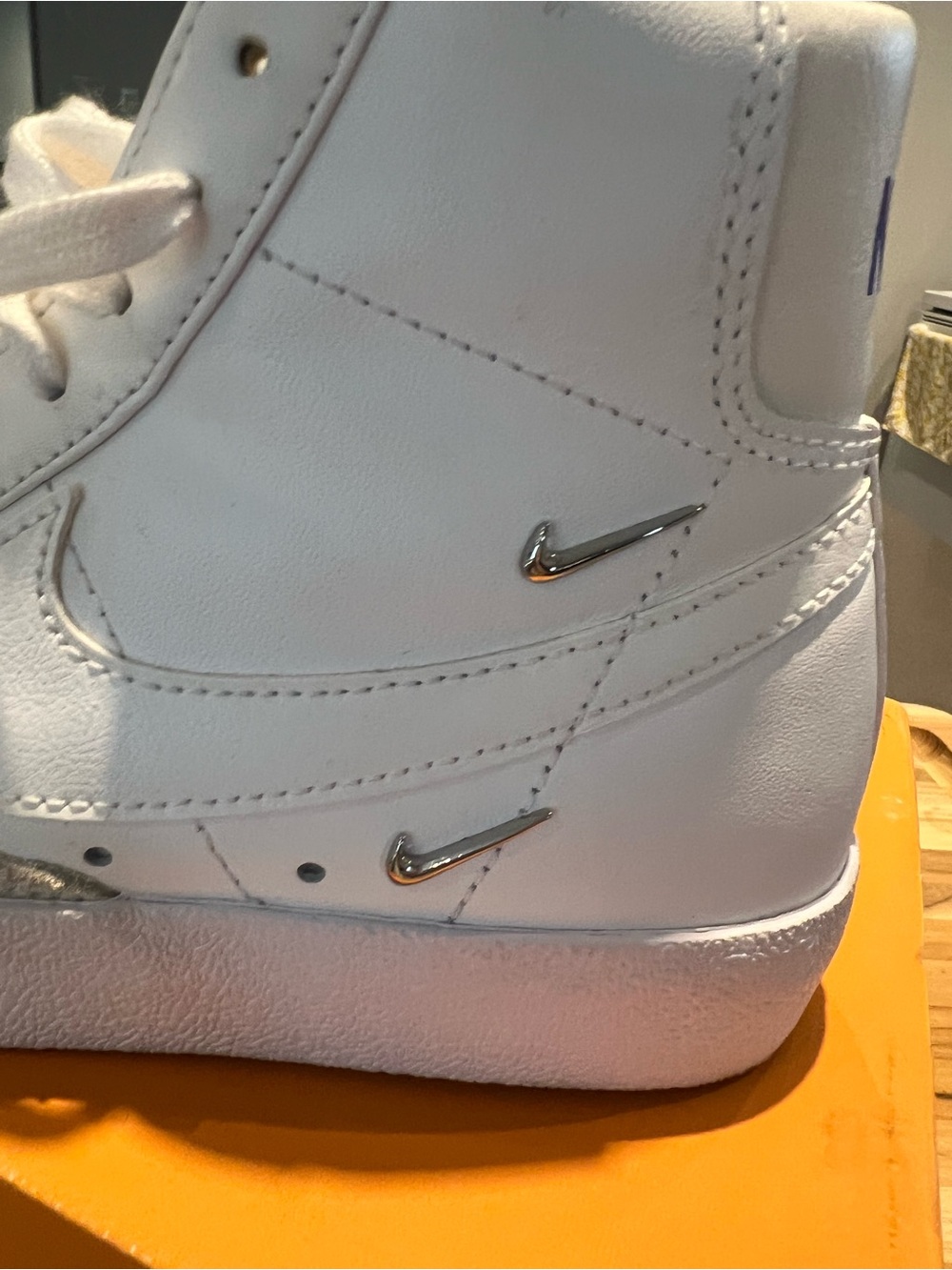 Nike W Blazer Mid '77 SE Sisterhood - White Metallic Silver